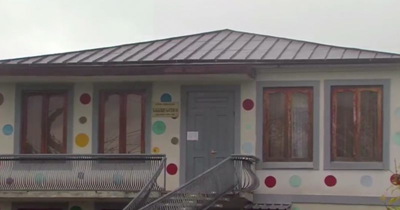 ზუგდიდში ბაღის აღმზრდელმა ბავშვზე, სავარაუდოდ, იძალადა – სსდმც-მ მას უფლებამოსილება შეუჩერა