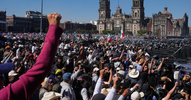 მექსიკაში მრავალათასიანი დემონსტრაციებია, მომიტინგეებს და პოლიციას შორის შეტაკებები მოხდა
