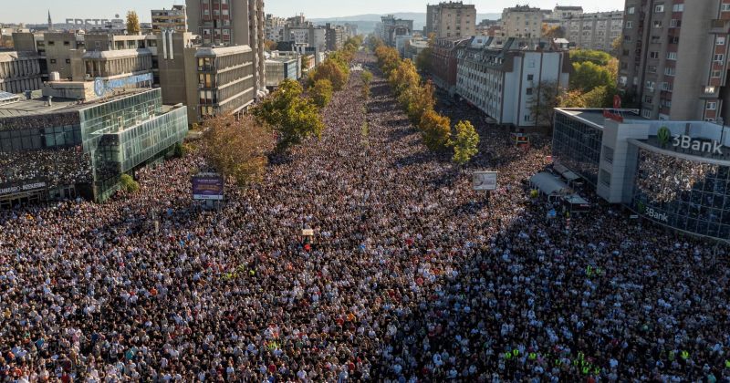 ნოვი-სადის ტრაგედიის წლისთავზე სერბეთში ათობით ათასი დემონსტრანტი შეიკრიბა