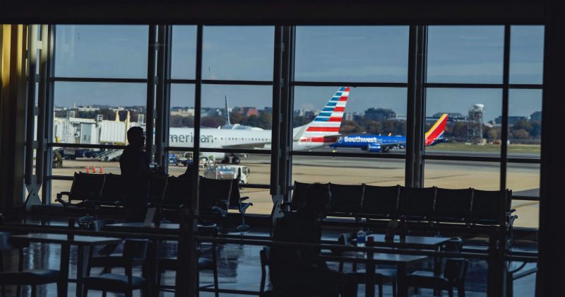 აშშ-ს ტრანსპორტის მინისტრი ქვეყნის 40 უდიდეს აეროპორტს ფრენების 10%-ით შემცირებას უბრძანებს