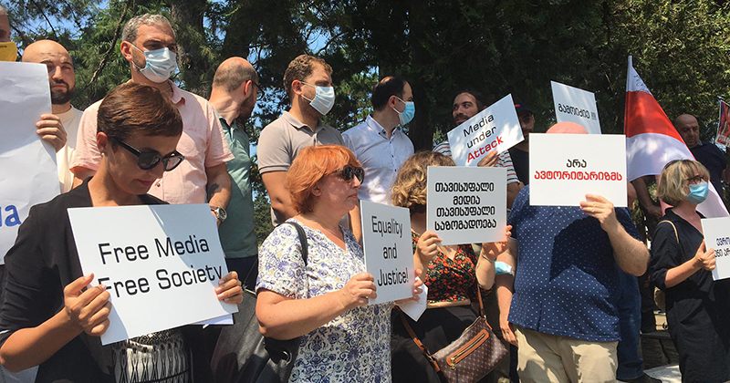 TI: პროტესტის 1 წელი - ჟურნალისტებზე ძალადობისა და დაშინების 400-მდე შემთხვევა 