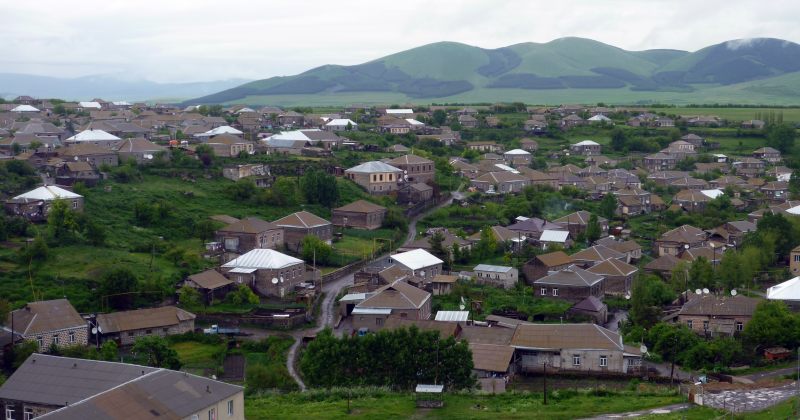 მანქანასთან დააყენა და ურტყა – ახალქალაქის სოფლის გამგებელს მოზარდის ცემაში ადანაშაულებენ