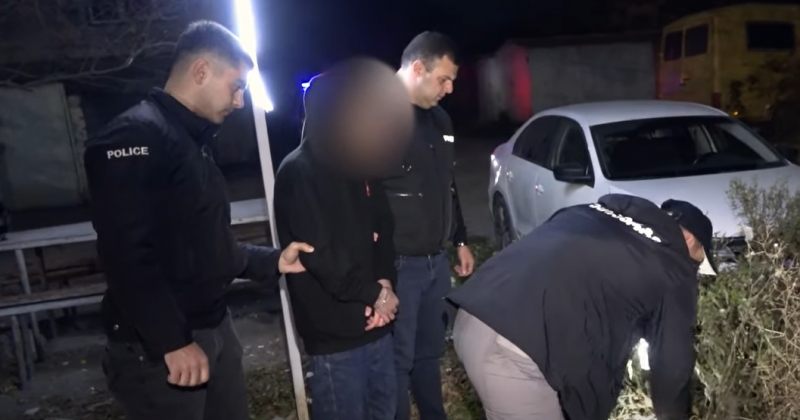 ცივი იარაღით მუცლის არეში დაჭრა – შსს-მ 2005 წელს დაბადებული პირი დააკავა