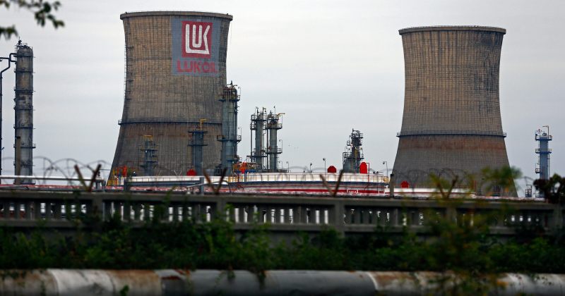 რუმინელი მინისტრის თქმით, ქვეყანაში Lukoil-ის ობიექტებზე კონტროლი მთავრობამ უნდა დაამყაროს