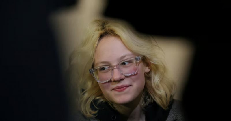 მედია: რუსეთში ანტიპუტინური სიმღერისთვის დაჭერილი მუსიკოსი გამოუშვეს, მან ქვეყანა დატოვა