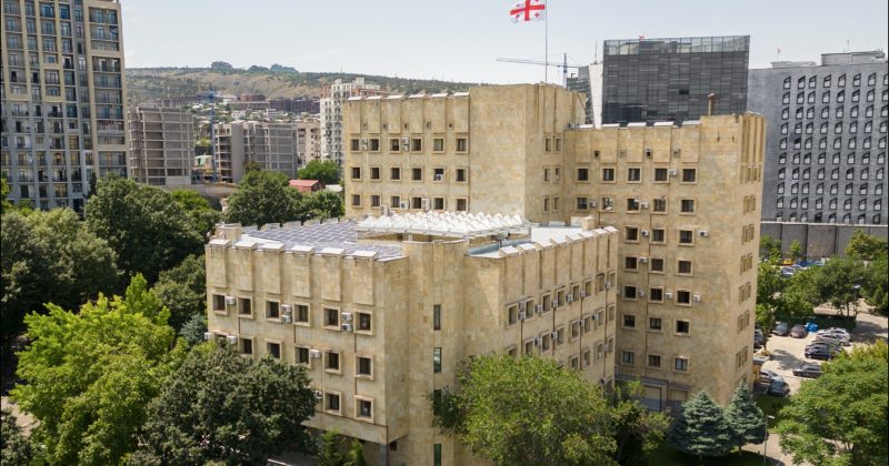 ემუქრებოდნენ, ითხოვდნენ 50 000$-ს, დაწვეს 2 ავტომობილი - 2 პირს პატიმრობა შეეფარდა