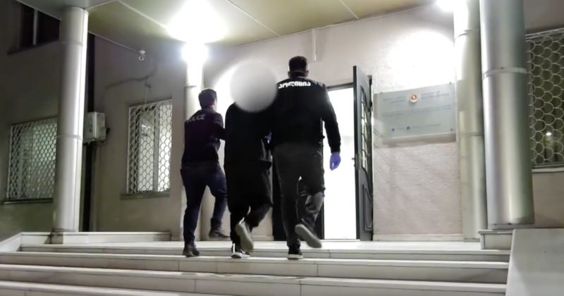 ურთიერთშელაპარაკებისას მეზობელი დანით დაჭრა - ბათუმში 1 პირი დააკავეს