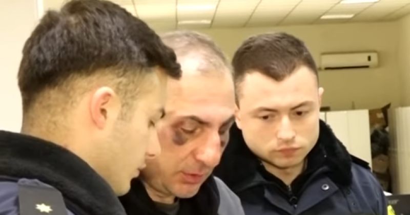 ელისაშვილს მანდატურებმა მას შემდეგ სცემეს, როცა უკვე ბორკილები ეკეთა - ადვოკატი