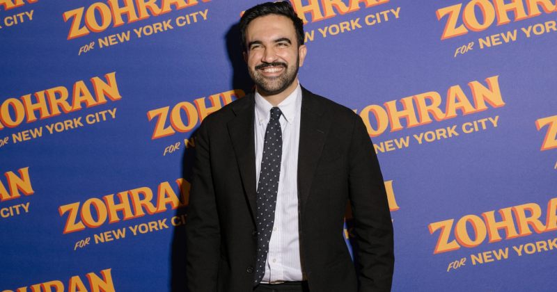 მამდანი: დონალდ, ვიცი, რომ მიყურებ, ტელევიზორს ხმა აუწიე!