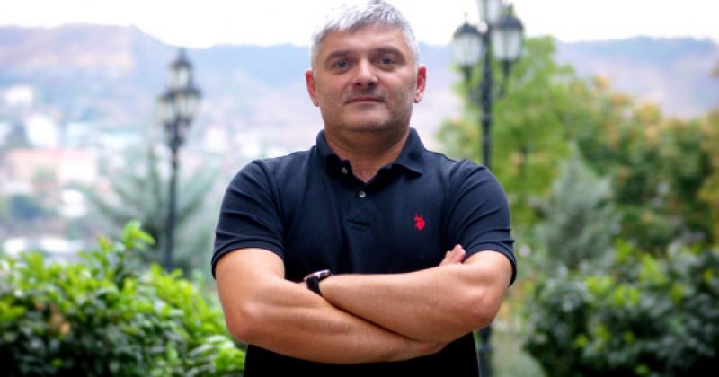 საზმაუდან ათავისუფლებენ რეჟისორს, რომელიც პოლიტიკურ წნეხზე საუბრობდა - საზმაუს მცველები