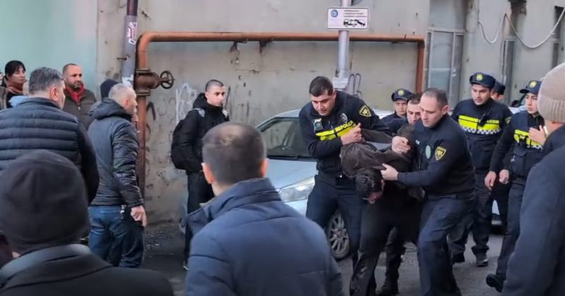 თბილისში, 51-ე სკოლასთან მამაკაცი დააკავეს
