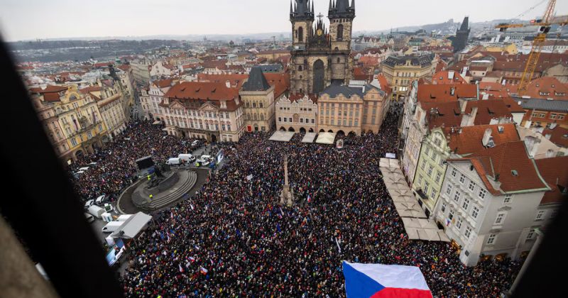 ჩეხეთში ათასობით ადამიანი პროდასავლელი პრეზიდენტის, პეტრ პაველის მხარდასაჭერად შეიკრიბა
