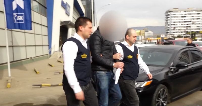 "უცხოელის შემოსაყვანად მოტყუებით $3 000 მოითხოვა" – თაღლითობისთვის გამომძიებელი დააკავეს