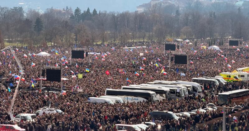 პრაღაში პოპულისტი ბაბიშის მთავრობის წინააღმდეგ მასობრივი დემონსტრაცია გაიმართა