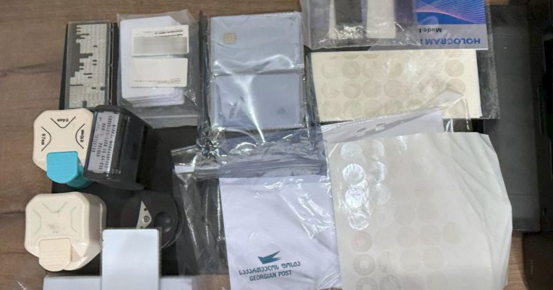 თანხის სანაცვლოდ ამზადებდა ყალბ პირადობის და მართვის მოწმობებს - დაკავებულია 1 პირი