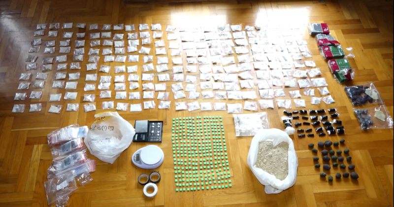 "გეგმავდნენ ამანათების სახით გამოგზავნილი ნარკოტიკების რეალიზაციას" - შსს-მ 5 პირი დააკავა