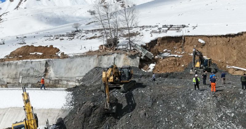 ქვეშეთი-კობის გზაზე დროებით გამაგრებული ფერდი ჩამოიშალა, დაზიანდა სოფლის სასაფლაო