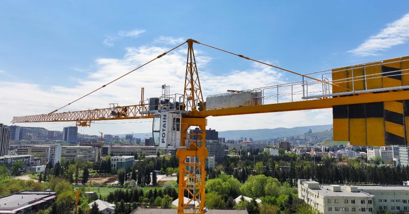ამწის ყიდვა vs. ქირაობა: რომელი სჭირდება თქვენს ბიზნესს? (რ)