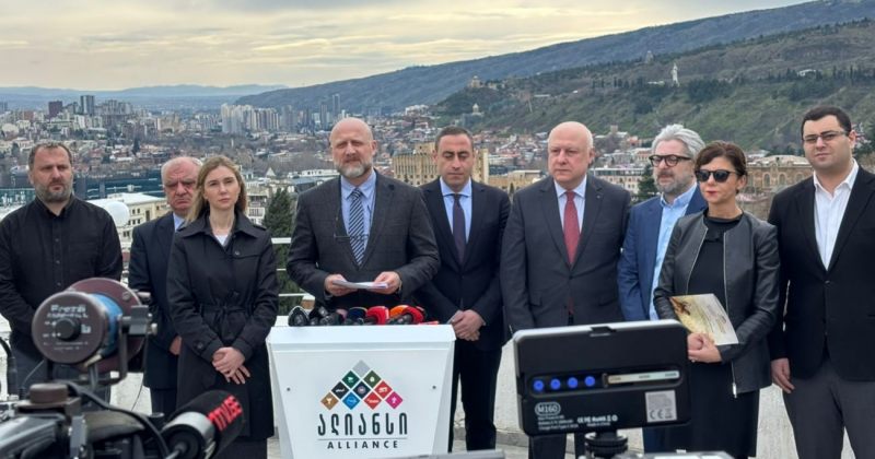 ოპოზიციური ალიანსი პეტერ მადიარის პარტიას გამარჯვებას ულოცავს 