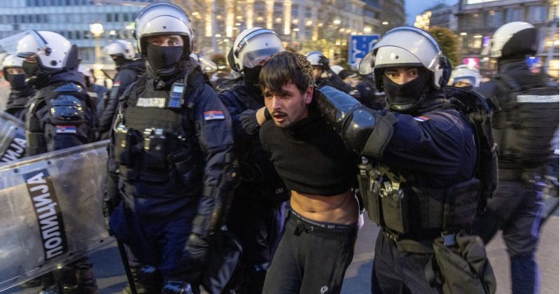 ბელგრადში ანტი-სამთავრობო აქციაზე მომიტინგეებსა და სამართალდამცავებს შორის შეტაკებები მოხდა