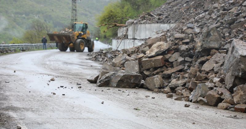 ონის მისასვლელთან მეწყერი ჩამოწვა, შეზღუდულია ტრანსპორტის მოძრაობა - გზების დეპარტამენტი
