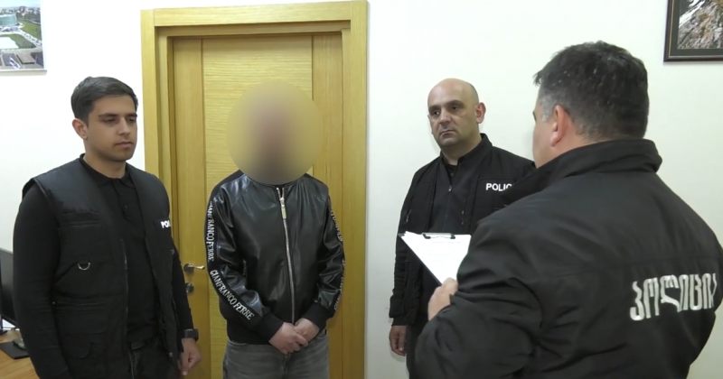 რუსთავში, ავტოსადილერო კომპანიის დირექტორი თაღლითობისთვის დააკავეს