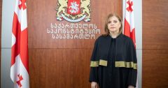 პარტიების აკრძალვაზე სარჩელის შესვლამდე საკონსტიტუციოს მოსამართლე თანამდებობიდან გადადგა
