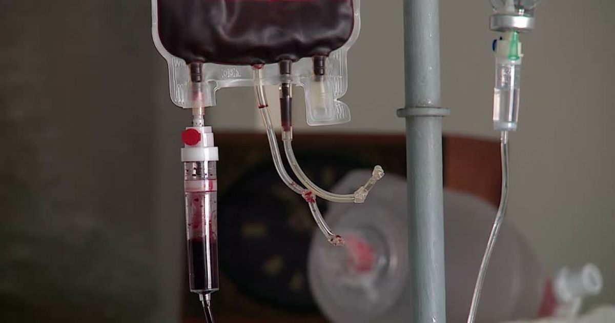 Какой капельницей чистят кровь. Капельница для переливания крови. Стойка с капельницей для переливания крови.